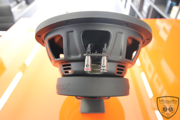 Subwoofer im passenden Gehäuse für Mercedes C-Klasse W205 und S205