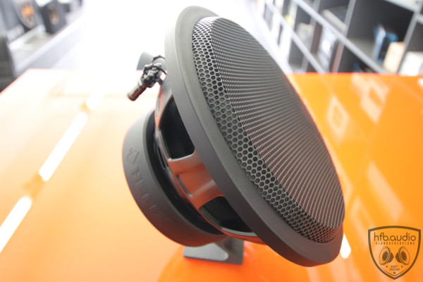 Subwoofer im passenden Gehäuse für Mercedes C-Klasse W205 und S205