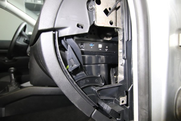 Awave DSP-46A DSP Endstufe verbaut auf dem Handschuhfach eines VW Golf 4