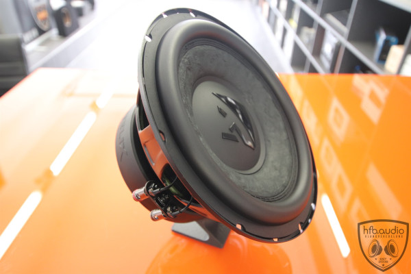 Subwoofer im passenden Gehäuse für Mercedes C-Klasse W205 und S205