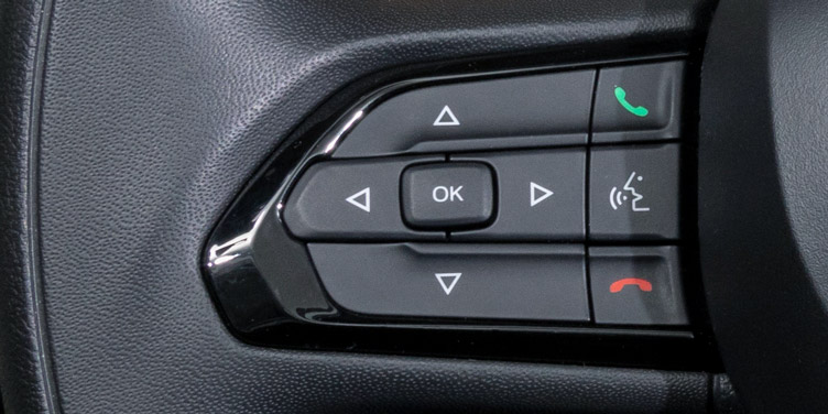 iLX-F115DU8S_Easy-control-from-the-steering-wheel